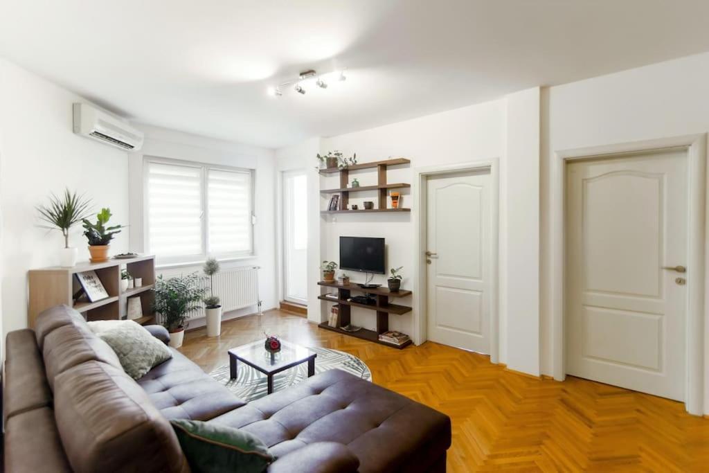 Modern Living Apts - Botanica - Private Parking Nowy Sad Zewnętrze zdjęcie
